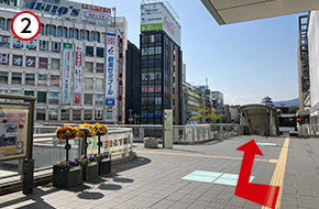 小田原駅を出て右方向に進み、エレベーターを下ります。