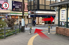 「小田原駅交番前」交差点を渡り、右手に進みます。