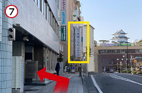 『東横INN小田原駅東口』の手前が勝俣組ビルです。5階にお越しください。